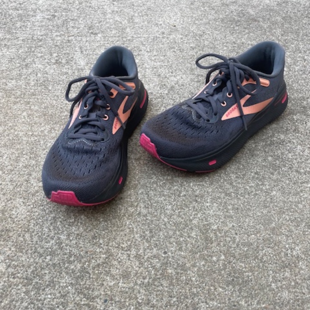 Brooks Ghost Max Black Size 8.5 B (listing until 9.23.24)